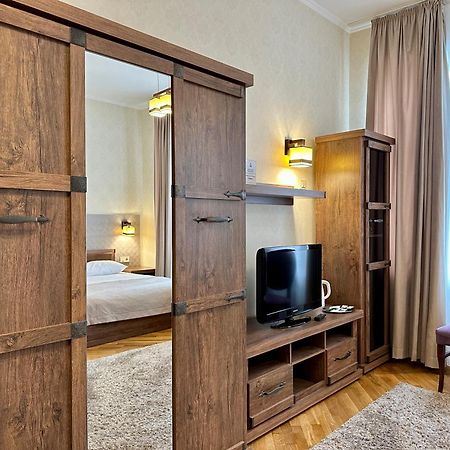 Hotel Star Moekatsjeve Buitenkant foto