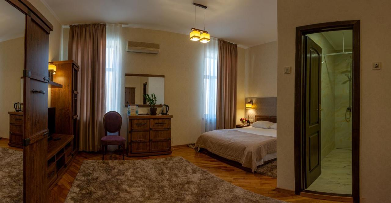 Hotel Star Moekatsjeve Buitenkant foto