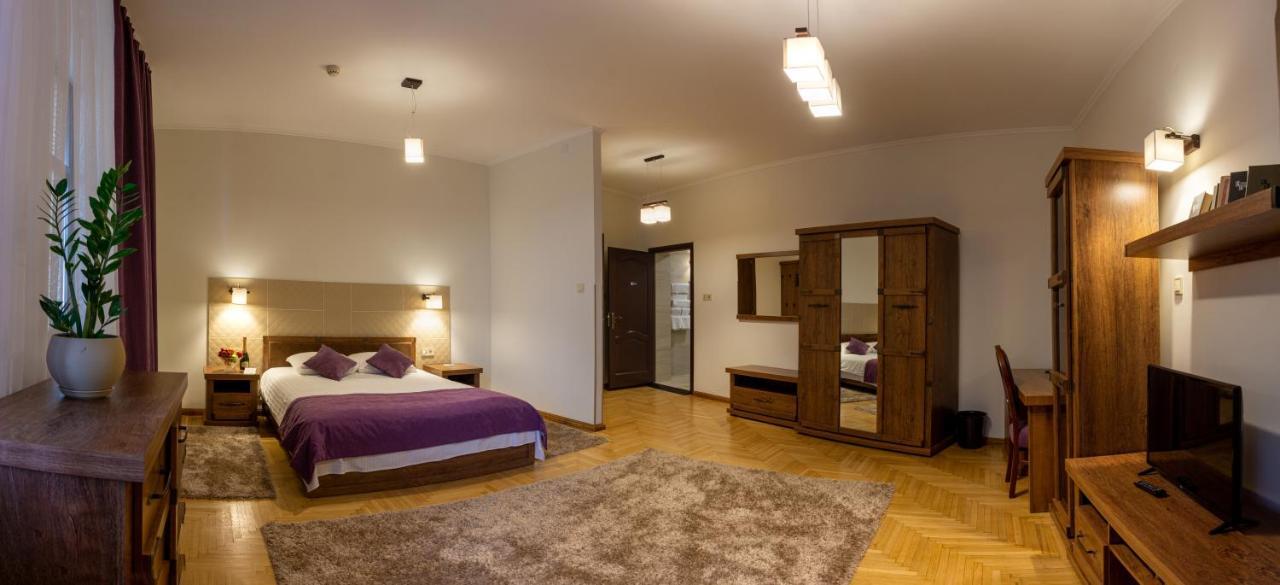 Hotel Star Moekatsjeve Buitenkant foto