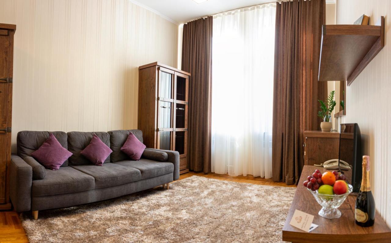 Hotel Star Moekatsjeve Buitenkant foto