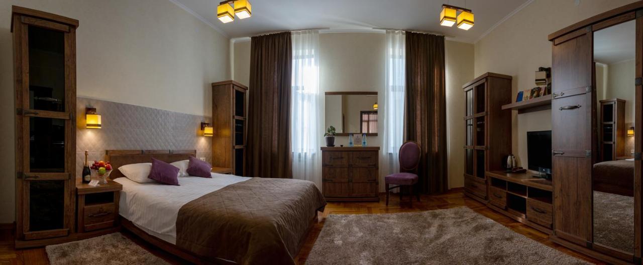 Hotel Star Moekatsjeve Buitenkant foto