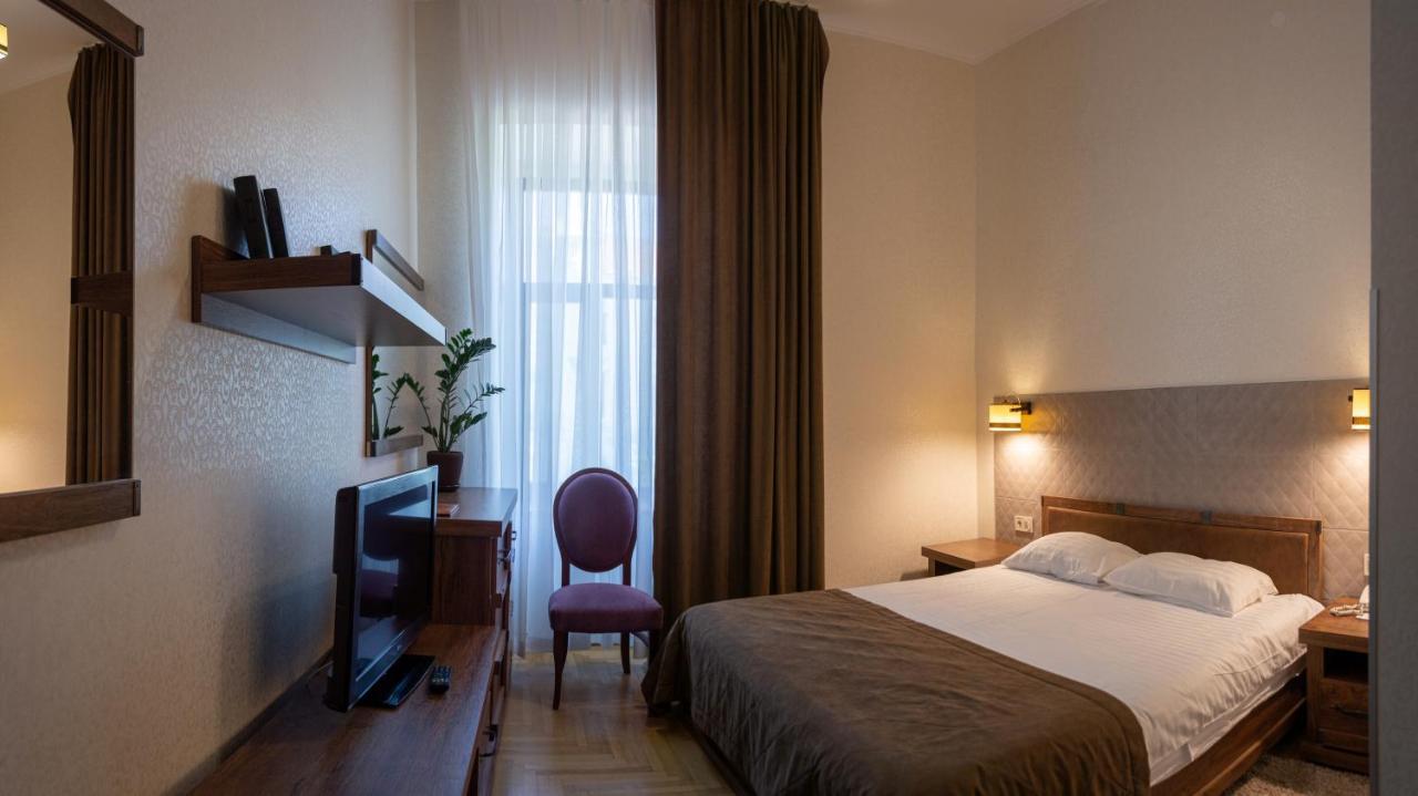 Hotel Star Moekatsjeve Buitenkant foto