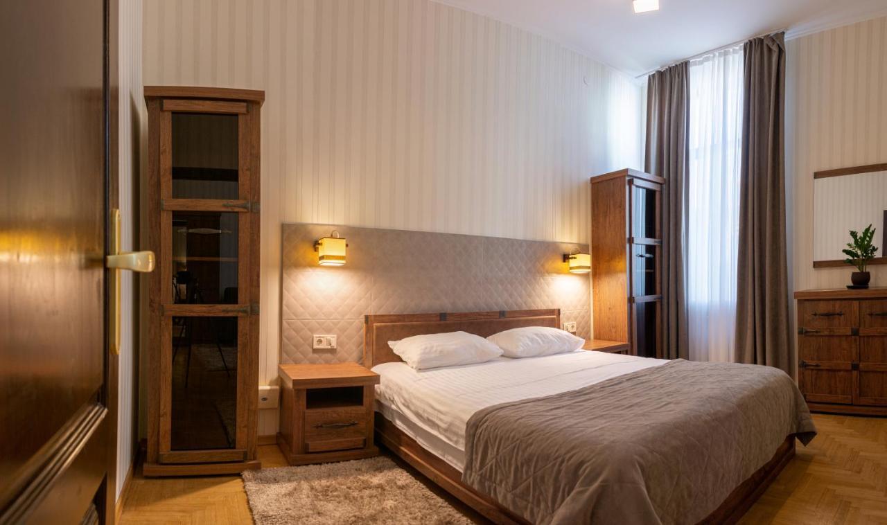 Hotel Star Moekatsjeve Buitenkant foto