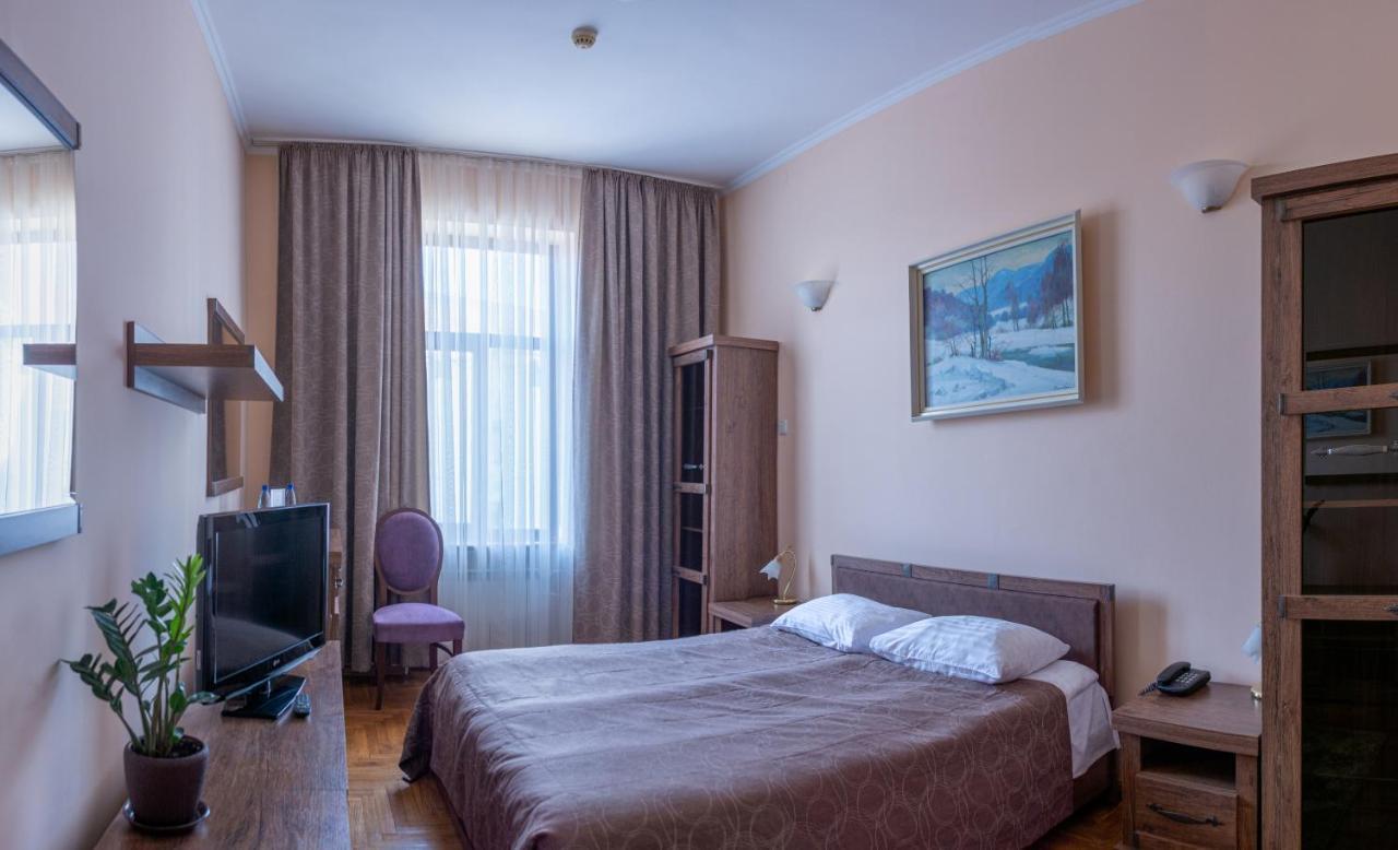 Hotel Star Moekatsjeve Buitenkant foto
