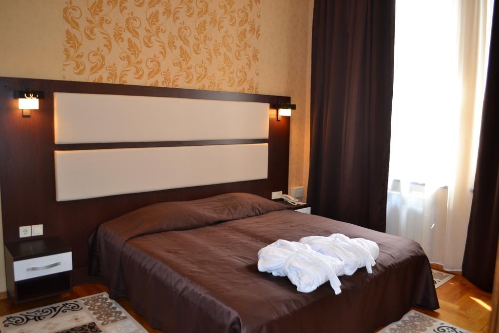 Hotel Star Moekatsjeve Buitenkant foto