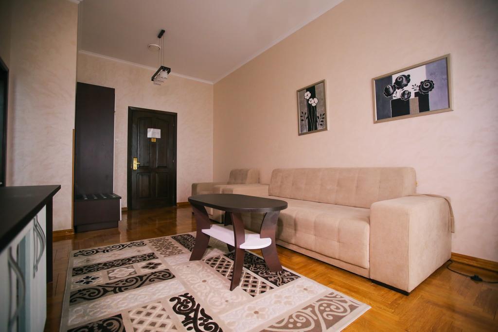 Hotel Star Moekatsjeve Buitenkant foto