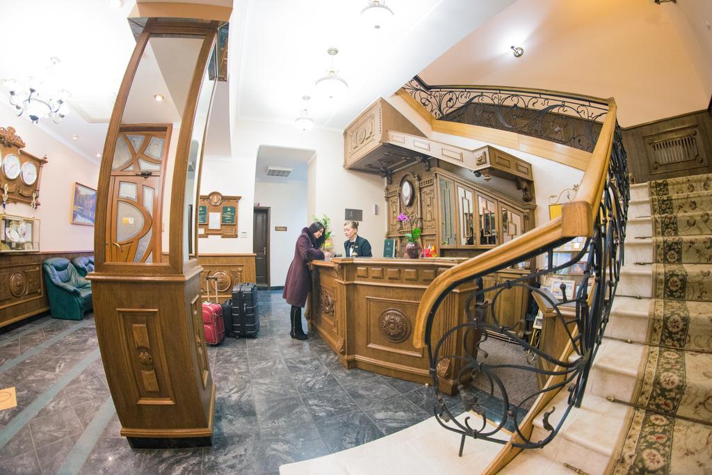 Hotel Star Moekatsjeve Buitenkant foto