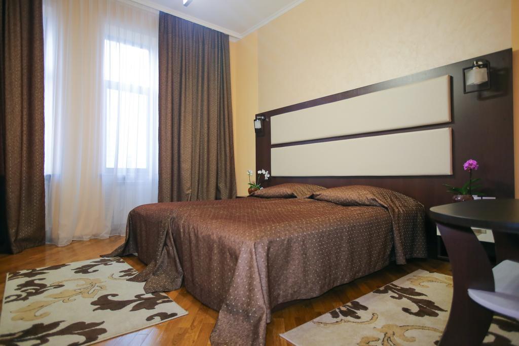 Hotel Star Moekatsjeve Buitenkant foto