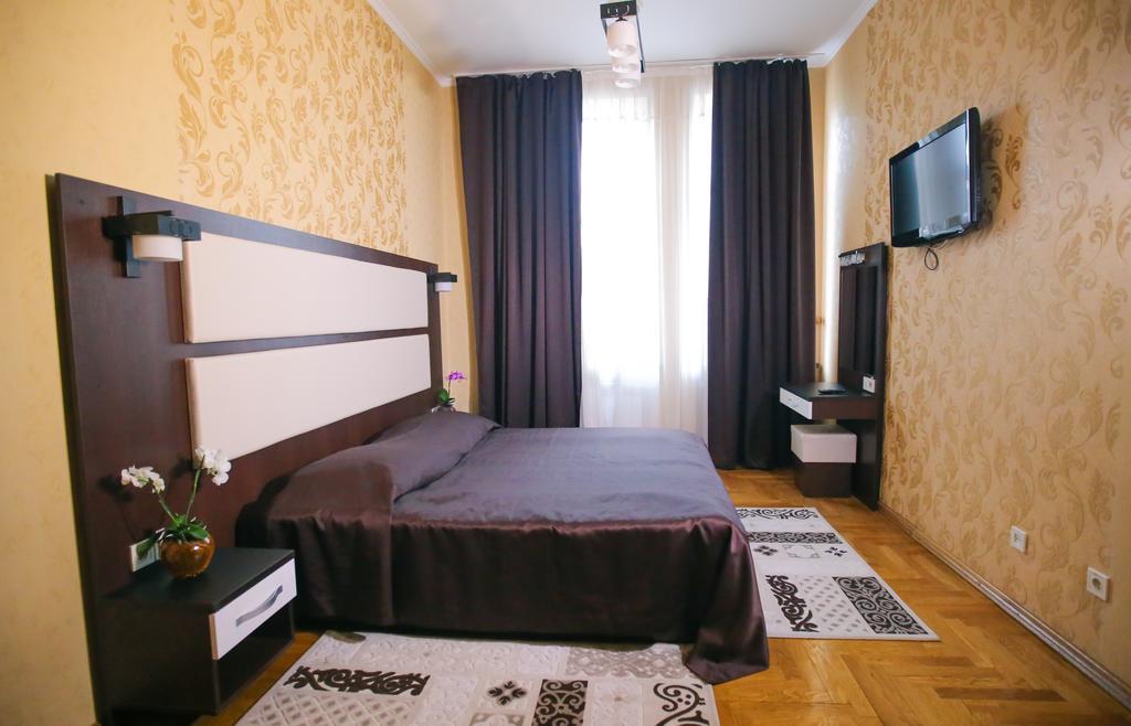 Hotel Star Moekatsjeve Buitenkant foto