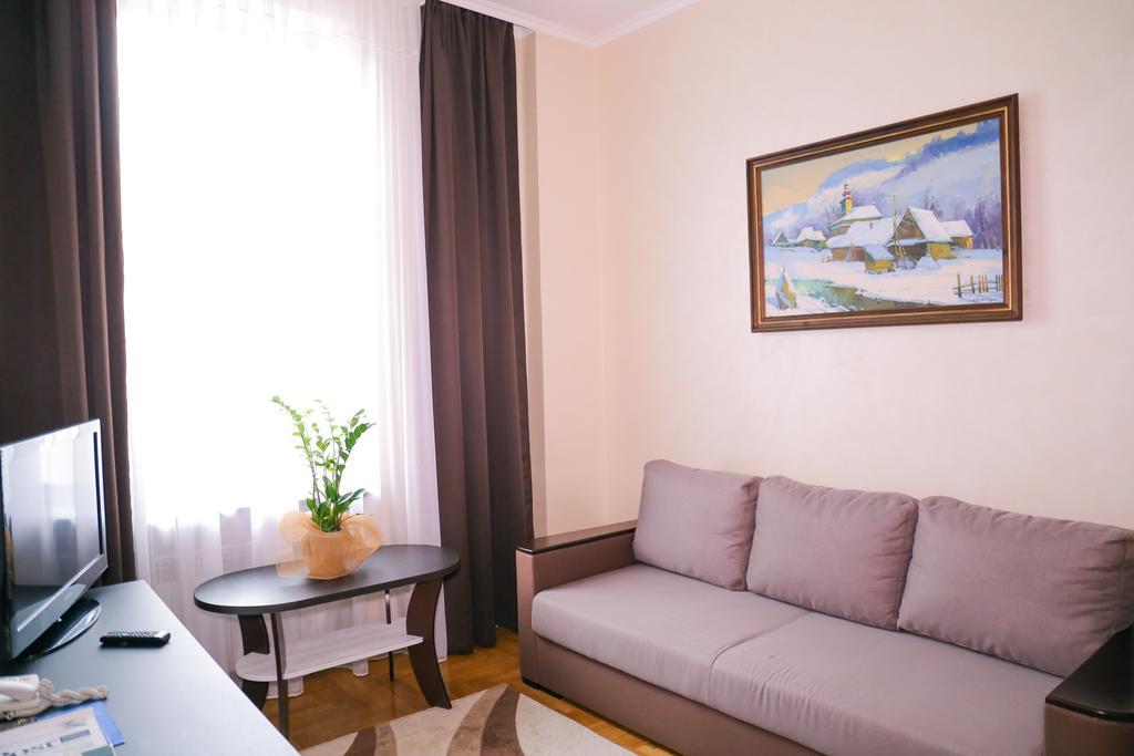 Hotel Star Moekatsjeve Buitenkant foto