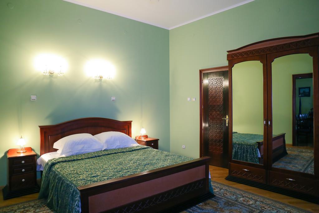 Hotel Star Moekatsjeve Buitenkant foto